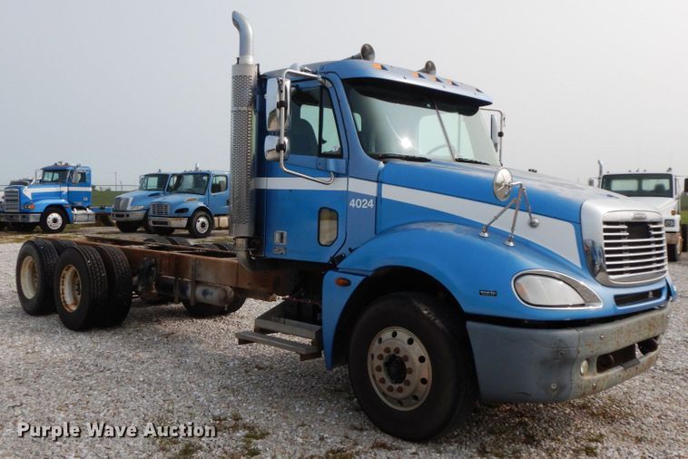 image for item HJ9665 2006 Freightliner Columbia  truck cab and chassis