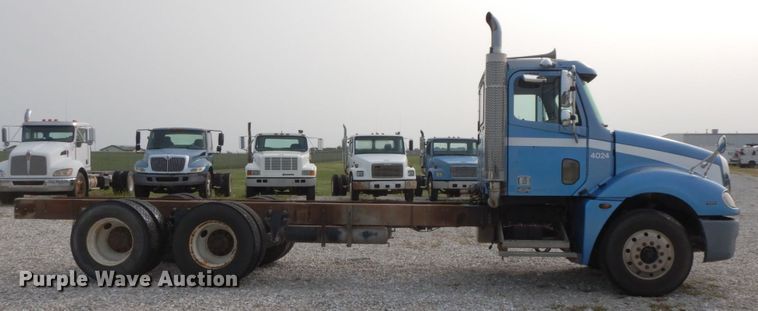 image for item HJ9665 2006 Freightliner Columbia  truck cab and chassis