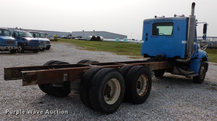 image for item HJ9665 2006 Freightliner Columbia  truck cab and chassis