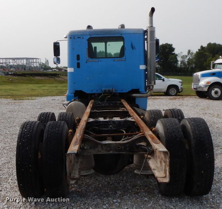 image for item HJ9665 2006 Freightliner Columbia  truck cab and chassis