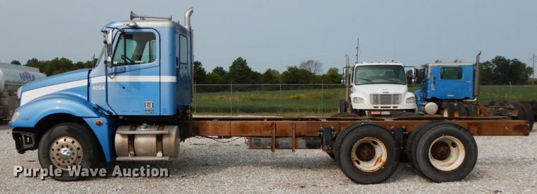 image for item HJ9665 2006 Freightliner Columbia  truck cab and chassis