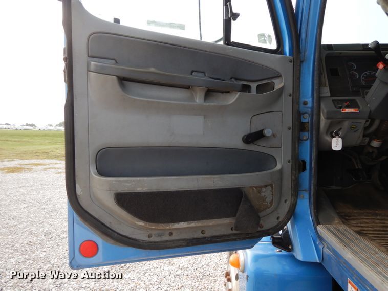 image for item HJ9665 2006 Freightliner Columbia  truck cab and chassis