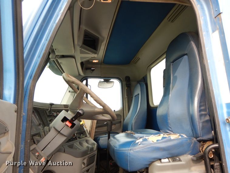 image for item HJ9665 2006 Freightliner Columbia  truck cab and chassis