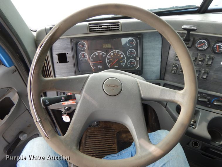 image for item HJ9665 2006 Freightliner Columbia  truck cab and chassis