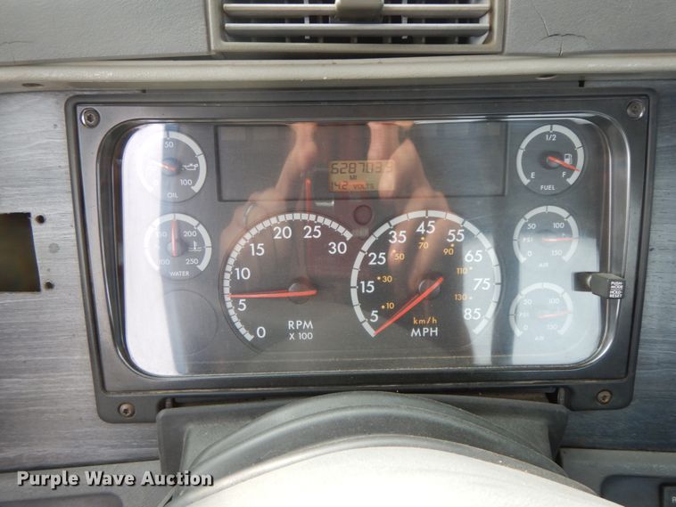 image for item HJ9665 2006 Freightliner Columbia  truck cab and chassis