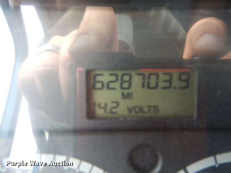 image for item HJ9665 2006 Freightliner Columbia  truck cab and chassis