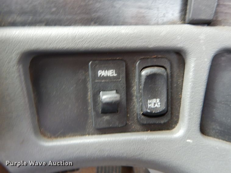 image for item HJ9665 2006 Freightliner Columbia  truck cab and chassis