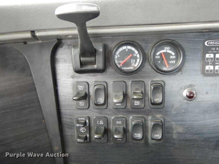 image for item HJ9665 2006 Freightliner Columbia  truck cab and chassis