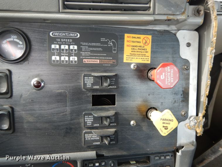 image for item HJ9665 2006 Freightliner Columbia  truck cab and chassis