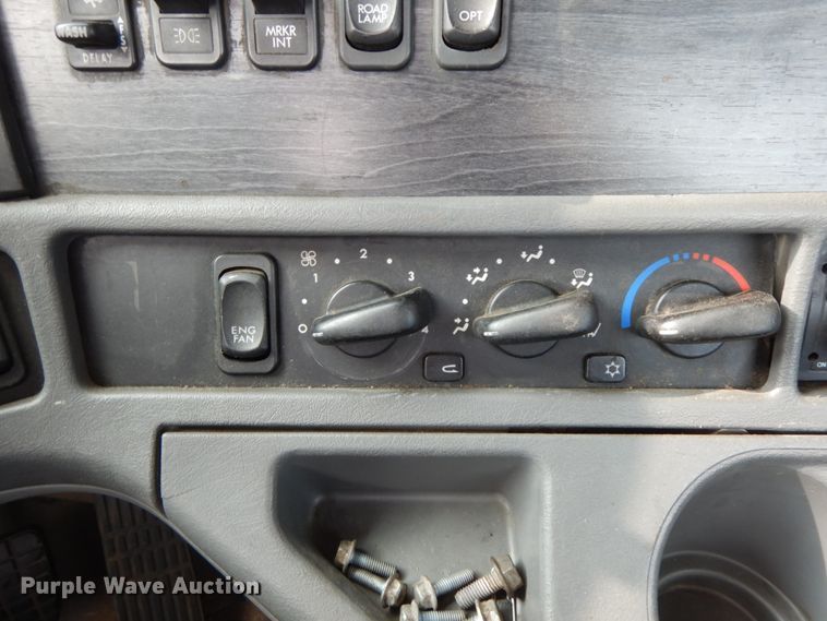 image for item HJ9665 2006 Freightliner Columbia  truck cab and chassis