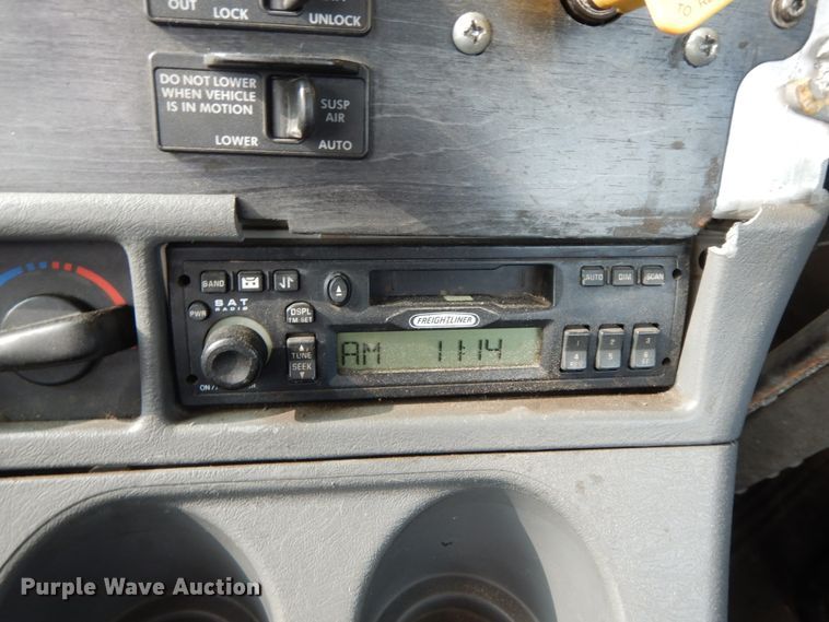 image for item HJ9665 2006 Freightliner Columbia  truck cab and chassis