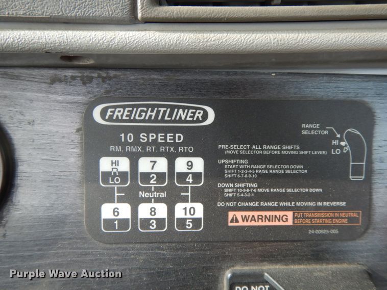 image for item HJ9665 2006 Freightliner Columbia  truck cab and chassis