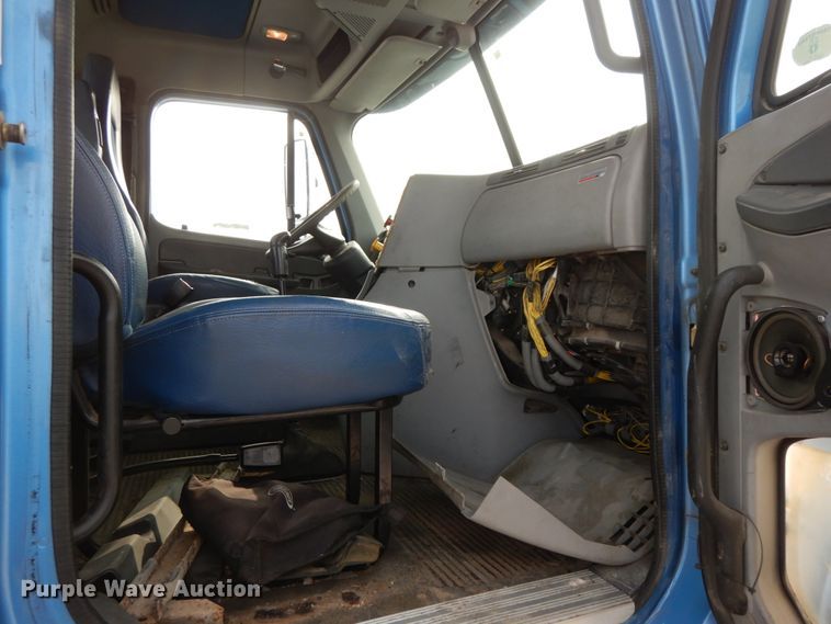 image for item HJ9665 2006 Freightliner Columbia  truck cab and chassis