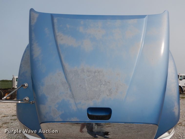 image for item HJ9665 2006 Freightliner Columbia  truck cab and chassis