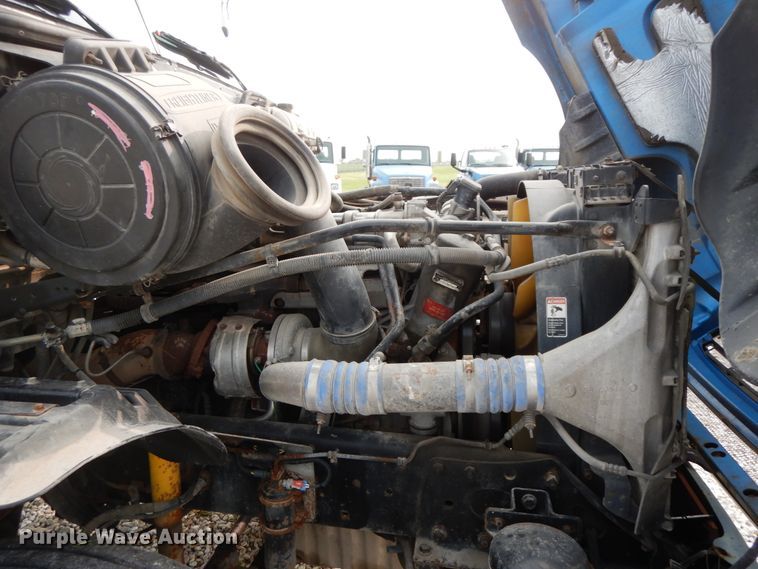 image for item HJ9665 2006 Freightliner Columbia  truck cab and chassis