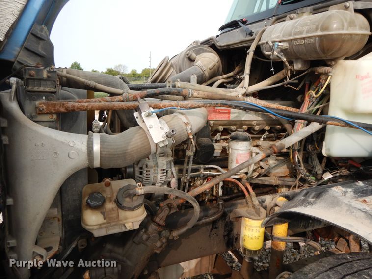 image for item HJ9665 2006 Freightliner Columbia  truck cab and chassis