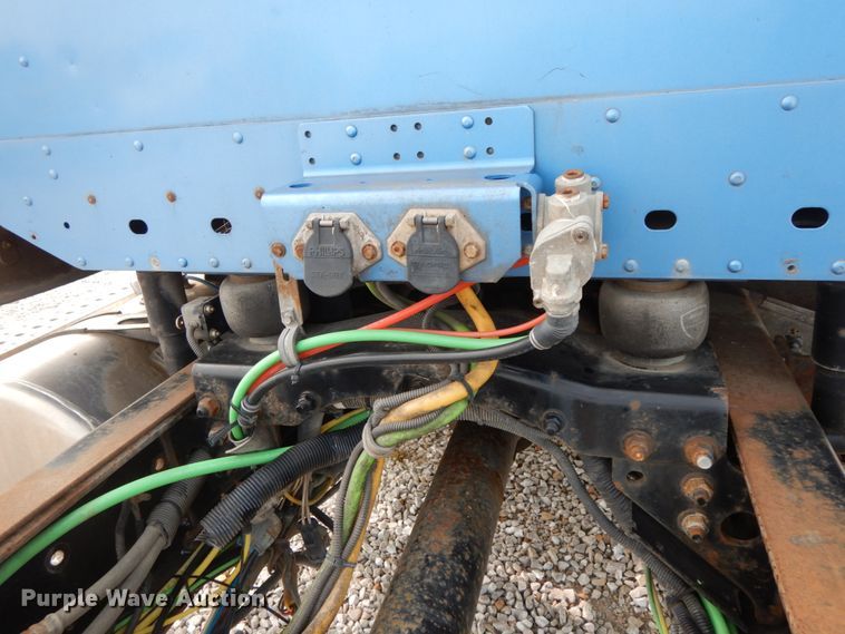 image for item HJ9665 2006 Freightliner Columbia  truck cab and chassis