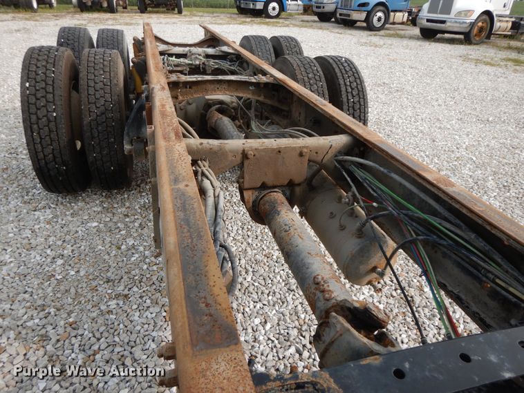 image for item HJ9665 2006 Freightliner Columbia  truck cab and chassis