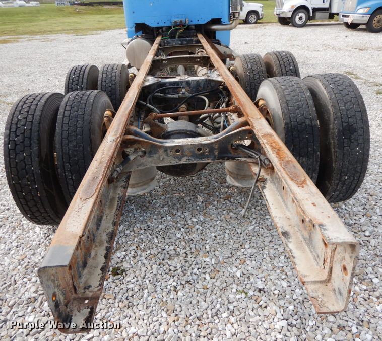 image for item HJ9665 2006 Freightliner Columbia  truck cab and chassis