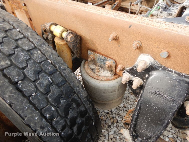 image for item HJ9665 2006 Freightliner Columbia  truck cab and chassis