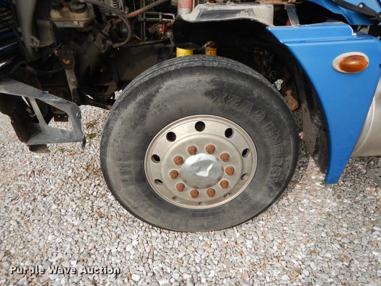 image for item HJ9665 2006 Freightliner Columbia  truck cab and chassis