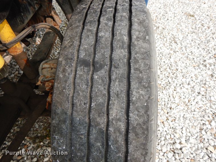 image for item HJ9665 2006 Freightliner Columbia  truck cab and chassis