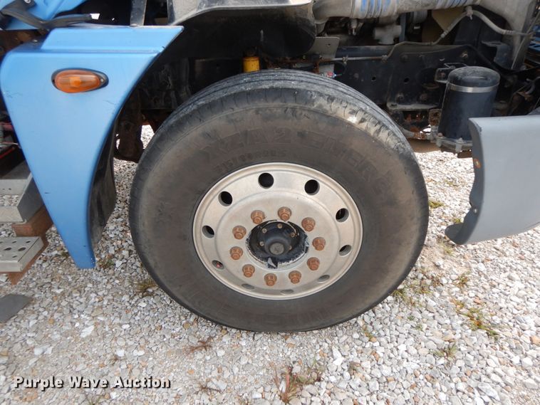 image for item HJ9665 2006 Freightliner Columbia  truck cab and chassis