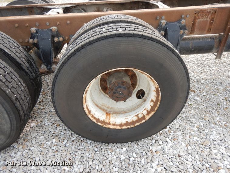 image for item HJ9665 2006 Freightliner Columbia  truck cab and chassis