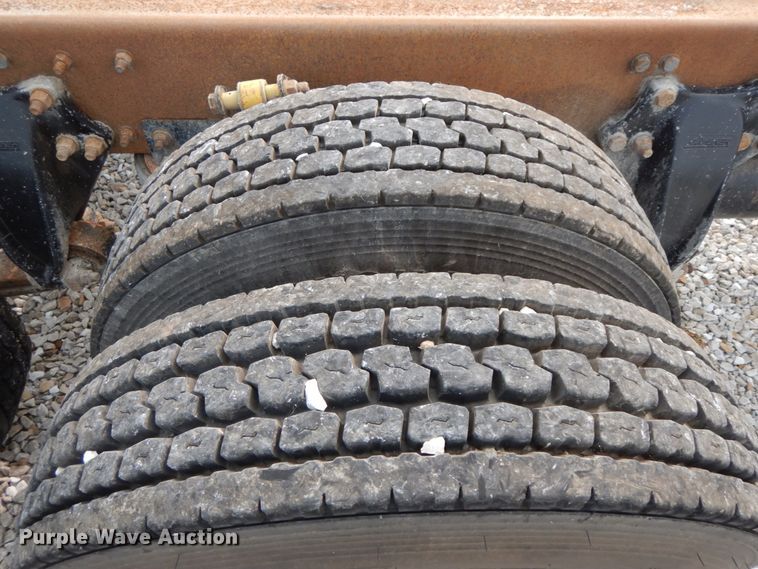 image for item HJ9665 2006 Freightliner Columbia  truck cab and chassis