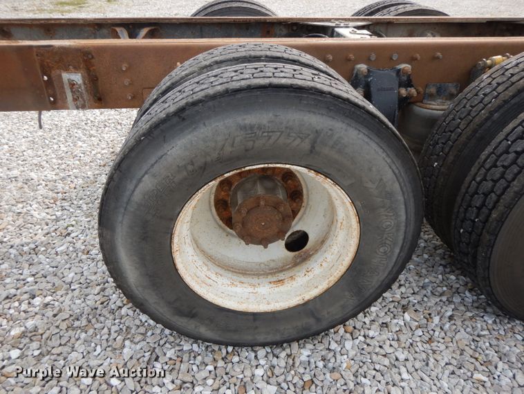 image for item HJ9665 2006 Freightliner Columbia  truck cab and chassis