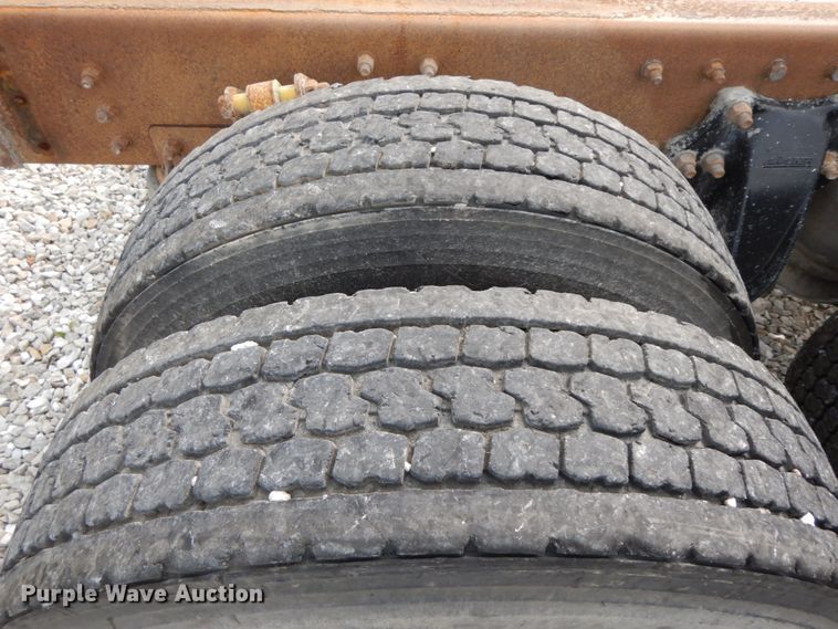 image for item HJ9665 2006 Freightliner Columbia  truck cab and chassis