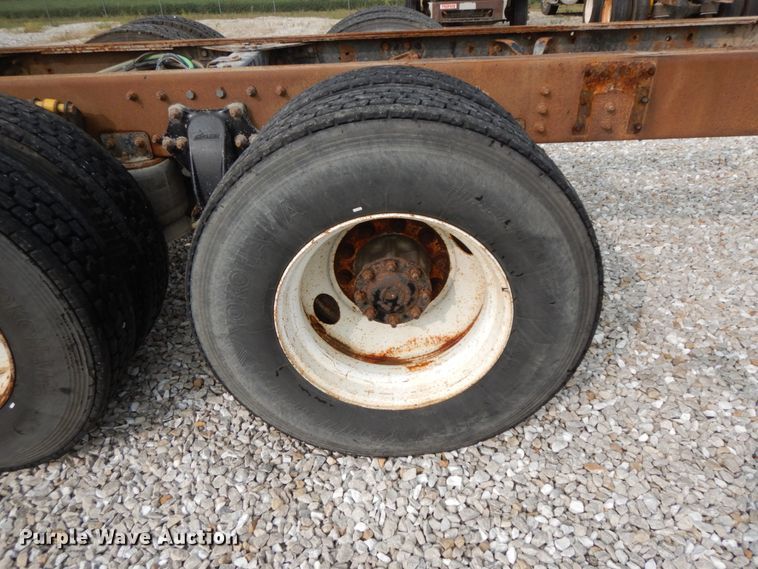 image for item HJ9665 2006 Freightliner Columbia  truck cab and chassis