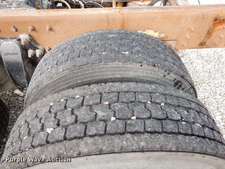 image for item HJ9665 2006 Freightliner Columbia  truck cab and chassis