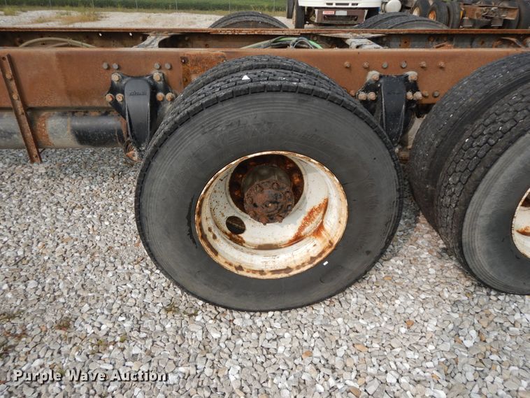 image for item HJ9665 2006 Freightliner Columbia  truck cab and chassis