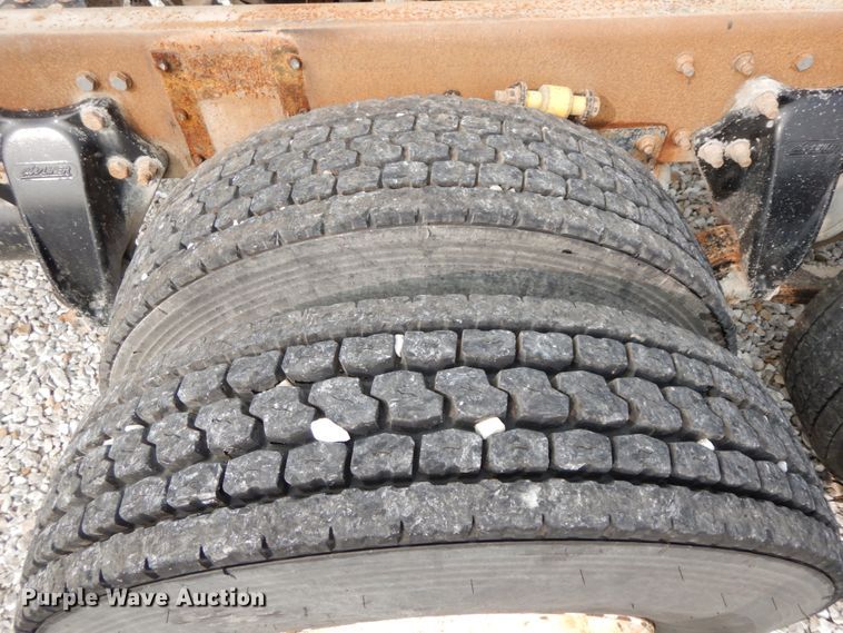 image for item HJ9665 2006 Freightliner Columbia  truck cab and chassis