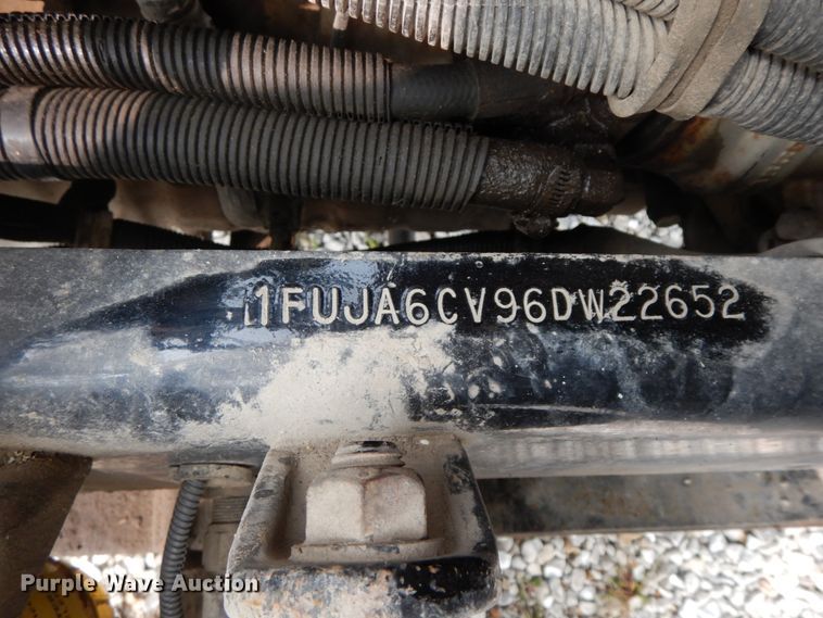 image for item HJ9665 2006 Freightliner Columbia  truck cab and chassis