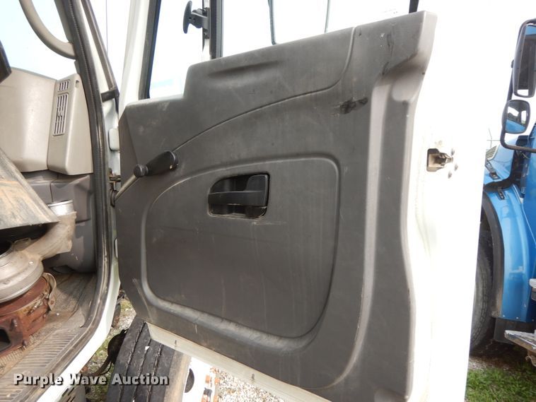 image for item HJ9666 2010 International WorkStar 7300  truck cab and chassis