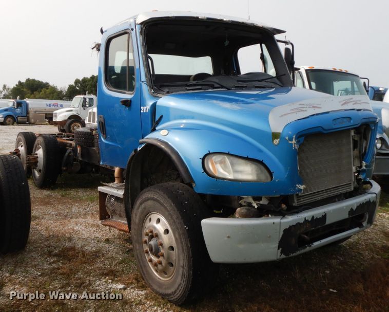 image for item HJ9667 2009 Freightliner Business Class M2  truck cab and chassis