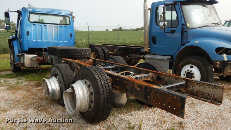 image for item HJ9667 2009 Freightliner Business Class M2  truck cab and chassis