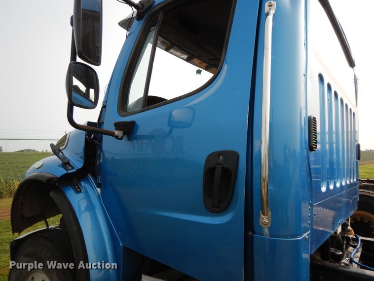 image for item HJ9667 2009 Freightliner Business Class M2  truck cab and chassis