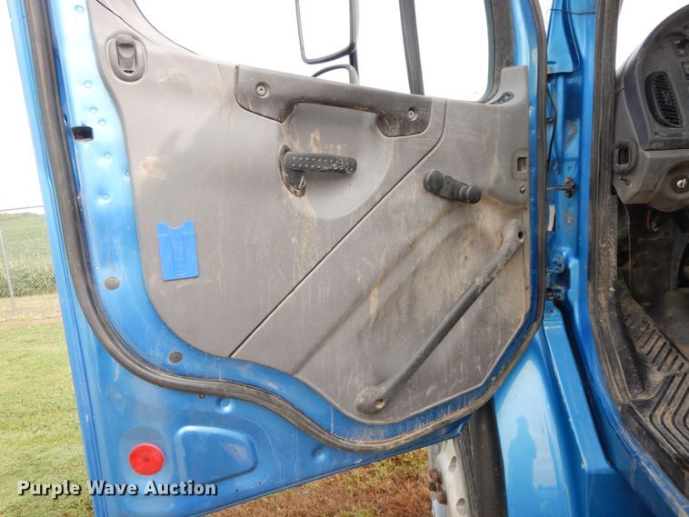 image for item HJ9667 2009 Freightliner Business Class M2  truck cab and chassis