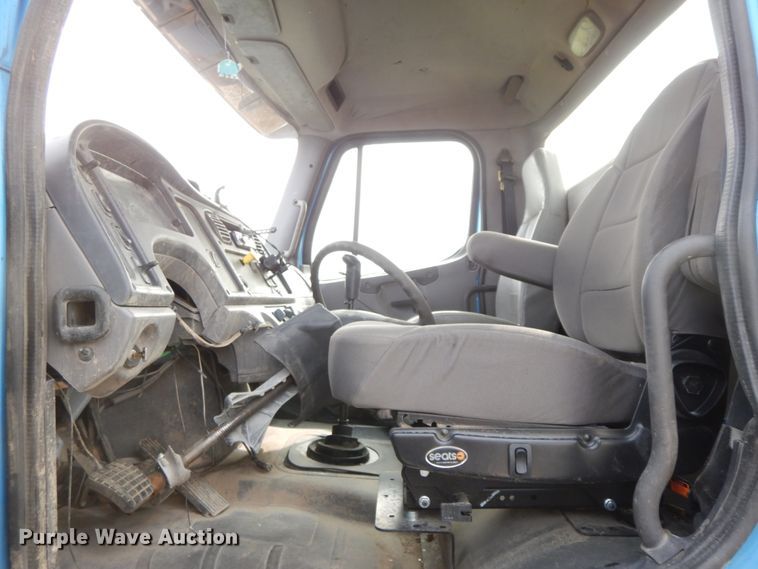 image for item HJ9667 2009 Freightliner Business Class M2  truck cab and chassis