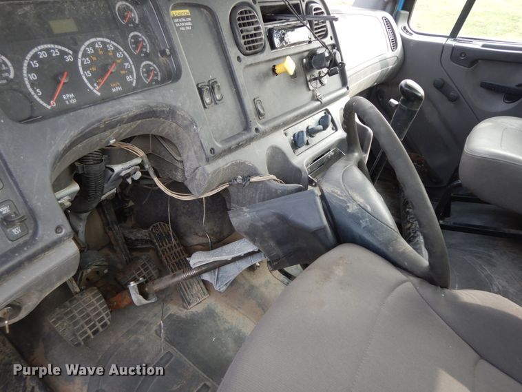 image for item HJ9667 2009 Freightliner Business Class M2  truck cab and chassis