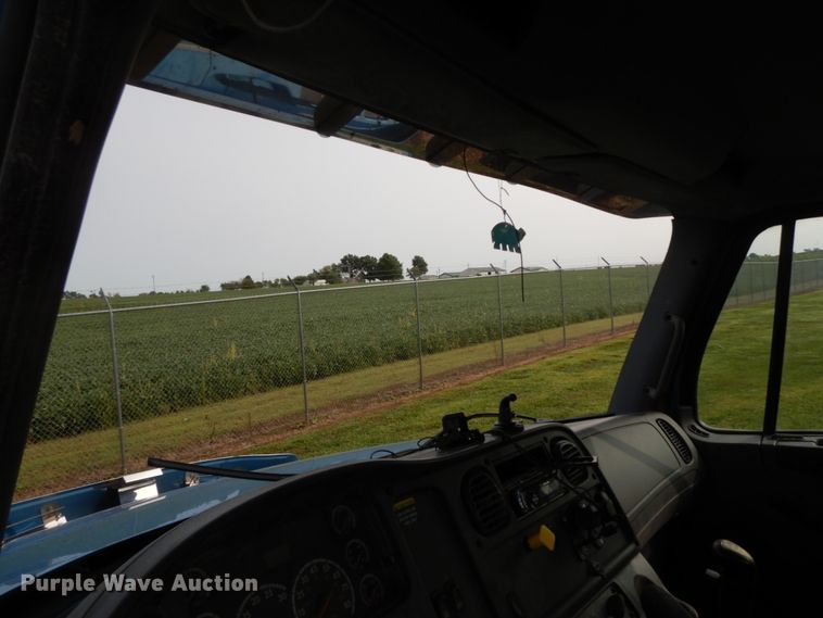 image for item HJ9667 2009 Freightliner Business Class M2  truck cab and chassis