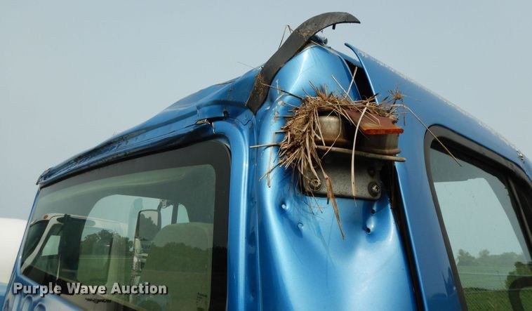 image for item HJ9667 2009 Freightliner Business Class M2  truck cab and chassis