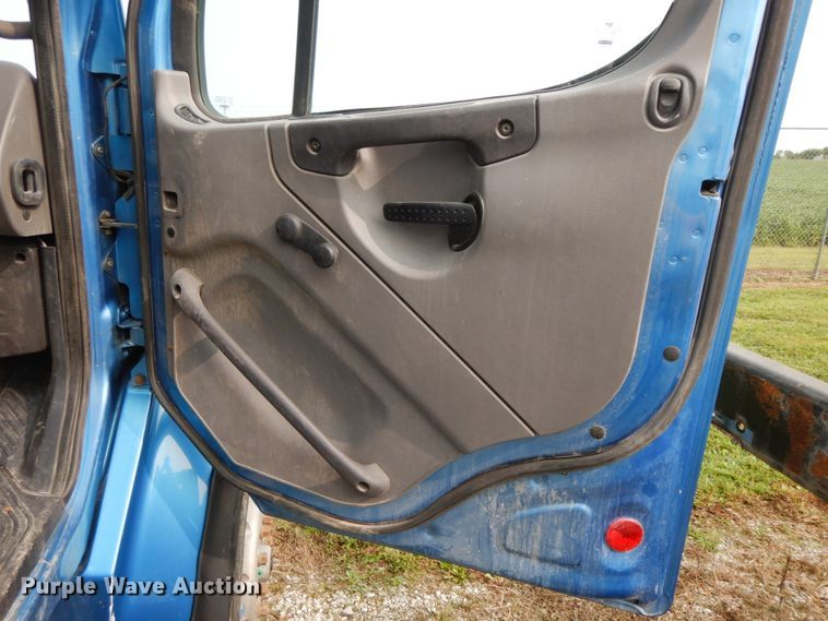 image for item HJ9667 2009 Freightliner Business Class M2  truck cab and chassis