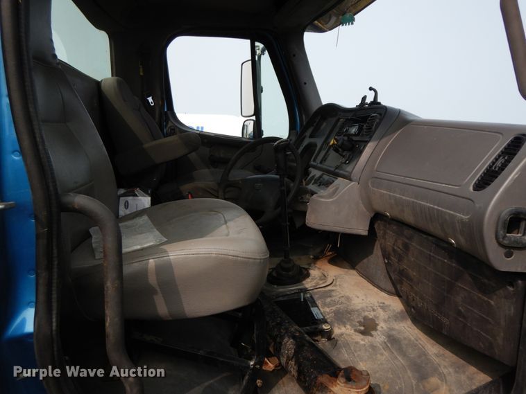 image for item HJ9667 2009 Freightliner Business Class M2  truck cab and chassis