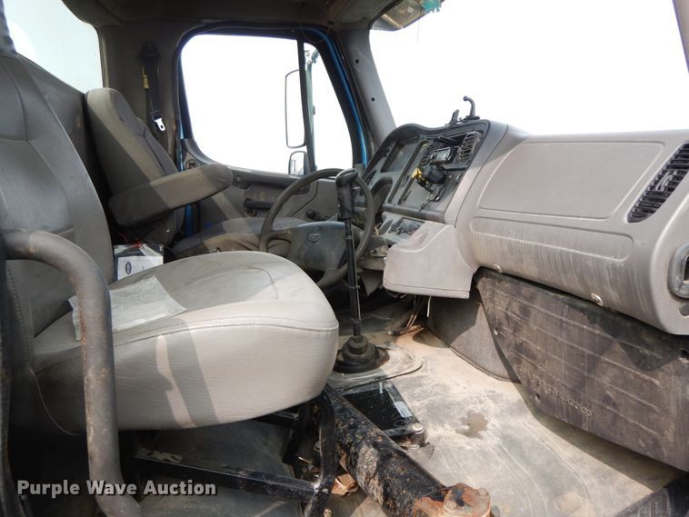 image for item HJ9667 2009 Freightliner Business Class M2  truck cab and chassis