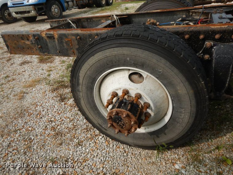 image for item HJ9667 2009 Freightliner Business Class M2  truck cab and chassis