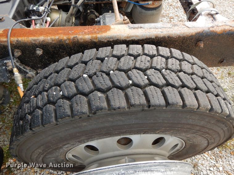 image for item HJ9667 2009 Freightliner Business Class M2  truck cab and chassis